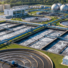 عرض شامل لجميع مكونات محطة معالجة مياه الصرف الصحي يظهر أحواض المعالجة البيولوجية المستطيلة بجانب خزانات هضم الحمأة الكروية والمباني الإدارية للمرفق.