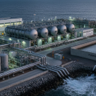 محطة صناعية ضخمة لتحلية مياه البحر على الساحل تضم خزانات وفلاتر كبيرة، لمن يبحث عن كم سعر ماكينة تحلية المياه للمشاريع التجارية والمركزية الكبرى.