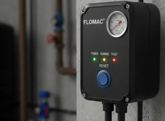 شاشة إلكترونية متطورة توضح مراحل ضبط ضغط جهاز الفلوماك بدقة تصل إلى 2.5 بار، مع مؤشرات ضوئية لحالة الطاقة والتشغيل والأعطال