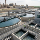 لقطة علوية لمبنى الترشيح والتحكم وأحواض الترسيب النهائية، توضح الدقة في تصميم محطات معالجة مياه الصرف الصناعي الحديثة.