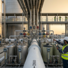 فني يتابع أجهزة حقن الكلور لمحطات المياه.