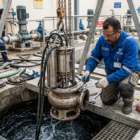 فني يفحص مضخة غاطسة مرفوعة، ضمن أعمال صيانة مضخات المياه الغاطسة.