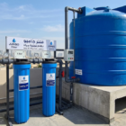 فلاتر جامبو للخزانات العلوية على سطح مبنى.