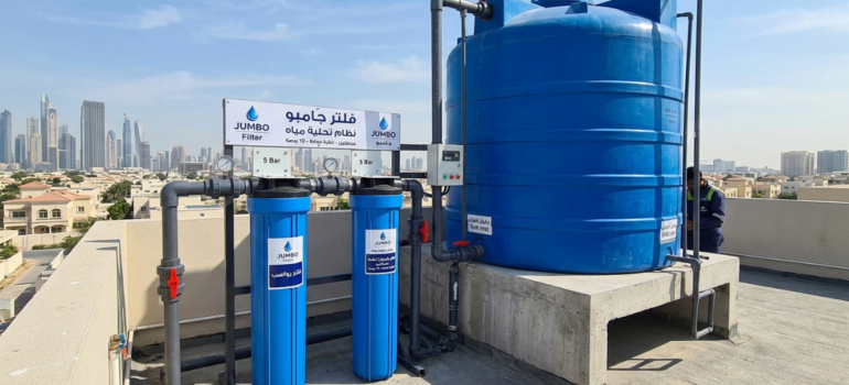 فلاتر جامبو للخزانات العلوية على سطح مبنى.