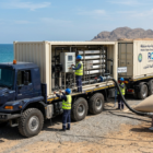 محطات تحلية مياه متنقلة بجانب خزان مياه