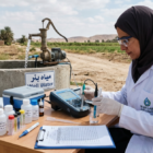 أجهزة مختبرية متطورة توضح كيفية تحليل مياه الآبار وعرض النتائج على الشاشات.